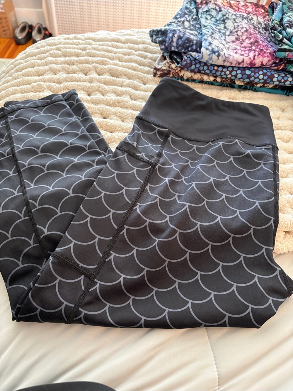Black Scallop Print Active Capri Leggings